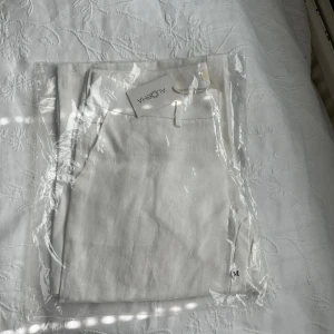 Vita linnebyxor från Alohas - Säljer de snyggaste lågmidjade linnebyxorna från Alobha Label☀️Säljer pga att jag behöll annan storlek och hann inte skicka tillbaks dessa! Alltså är de helt nya med orginalförpackning och lappar! 