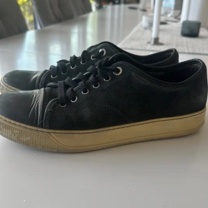 Lanvin Capote  - Mycket anvädna lanvins med lite mindre skador. Högerfotens skosnöre har gått sönder, senda lite mindre märken bla. Skick 6,5/10. !Pris kan diskuteras!