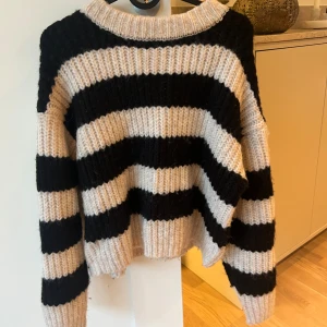 Stickad tröja  - Super mysig och skön tröja ifrån zara i storlek Xs i jätte mysigt material😊