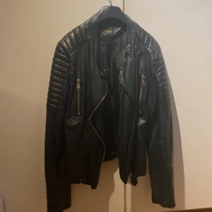 Skinn jacka - Svart skinn jacka