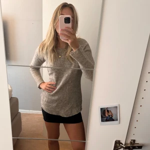 Mohair blend tröja  - Mohair blend tröja från H&M i fint skick! Snygg och enkel, funkar till allt💓 Färg grå/beige/vit 