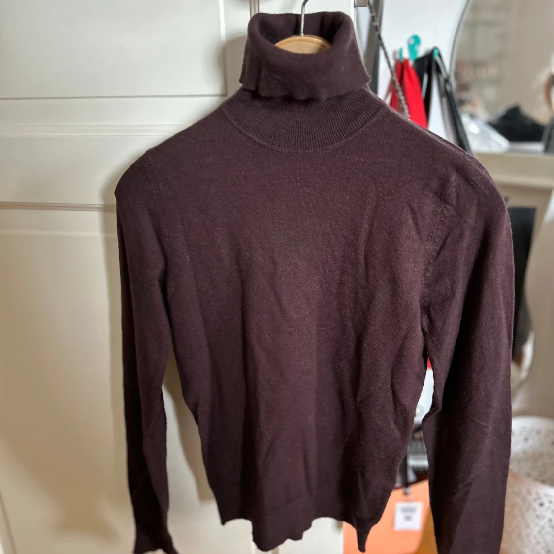 Brun polotröja med knappar