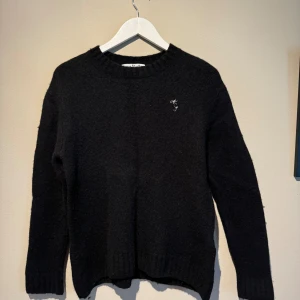 Acne Studios Wool Sweater - Säljer min tröja i ull från Acne i storlek L då den krympt i tvätten och numera passar en storlek S eller M som högst. Därav billigt pris. Inga synliga flaws förutom lappen som hänger löst. Skriv om pris