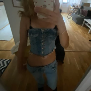 Denim tube top - En jättefin denim tube top från new yorker!❤️ nyskick, knappt använd. Den är i storlek XS men funkar för XXS oxå❤️ denna säljs då inte längre men nypriset var runt 200 o säljs nu för hälften av priset alltså 100!❤️