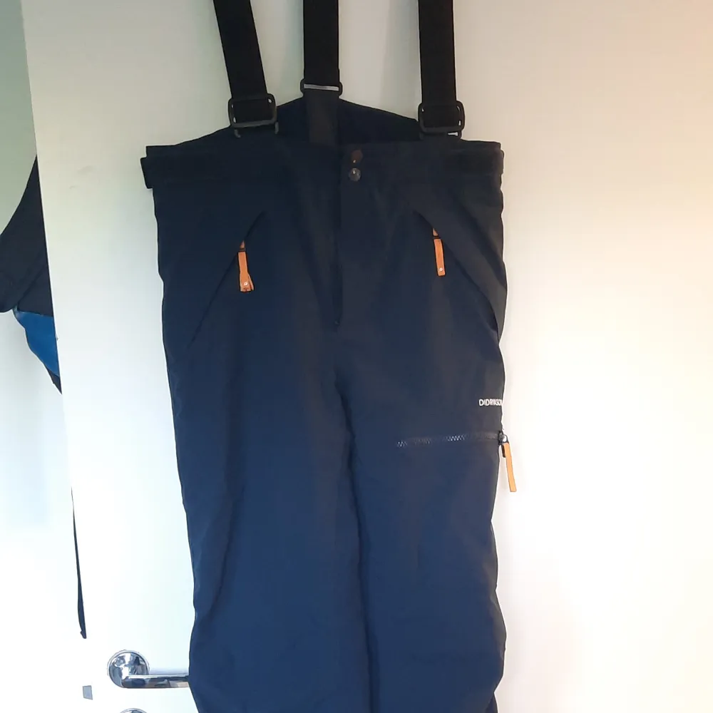 Hej! Säljer mina Didriksons Eltons Pants navy skidbyxor / snowboardbyxor med hängslen i ett bra skick. Använda i ett par år men inga stora skador i plagget.  St 170 Nypris 1000 Kr Skriv vid funderingar och frågor!. Sportswear.