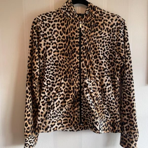 Velour kofta - Säljer en velour kofta från Gina tricot. Använd mindre än 10 gånger så är i bra skick.  Snörena som sitter i huvan saknas. 