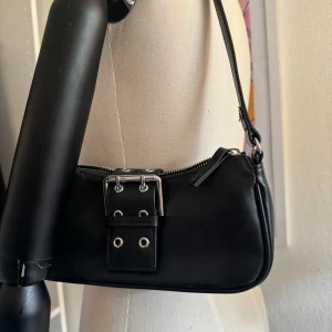 Svart cool väska! - En väldigt snygg mindre handväska som jag beställde från zalando för ca 1 år sen men aldrig använt🫶 Skriv till mig om fler bilder önskas🥰 Snabb affär uppskattas!💖