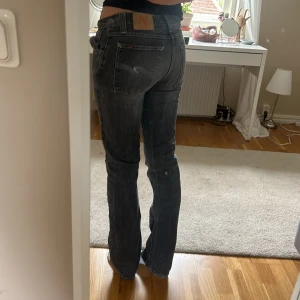 Nudie jeans - Säljer dessa gråa nudie jeans passar på xs-s. Säljer dem då de inte kommer till andvändning.