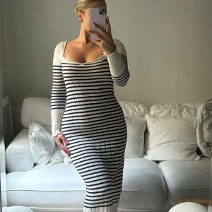 Zara randig klänning  - Randig klänning från zara, bra skick🩷 skriv innan du köper!!