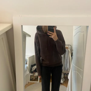 brun hoddie  - Säljer denna bruna hoddie från bikbok! bra skick men lite nopprig💕