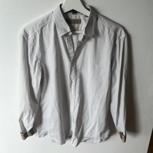 Burberry skjorta  - Säljer en snygg burberry skjorta som jag tror är en äldre model, därför är den inte i nyskick .   Är storlek M men sitter mer som S  