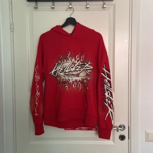 Hellstar hoodie - Helt oanvänd storlek S men passar M. Skick 10/10. Har byxorna till sättet ute till försäljning.