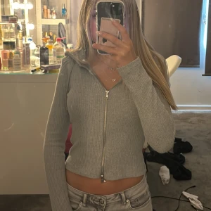 Grå tröja  - Grå tröja med ribbat material från Gina tricot. Jag säljer tröjan för att den inte kommit till användning på länge. Tröjan är i storlek XS.