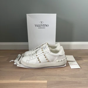 Valentino open skor - Tjena säljer nu dessa valentino open i väldigt bra cond 9/10. Storlek 40 1/2 fits 40❗️allt medföljer som vissa på bilden❗️Skriv vid mera frågor❗️