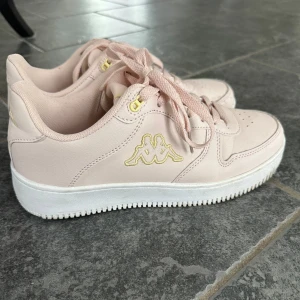 Rosa Kappa sneakers - Bra skick, använda endast en gång!!💗