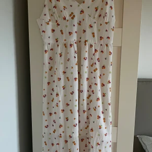 Blommig klänning - Superfin klänning från Hm! Storlek S🫶🏻 Köpare står för frakten📦