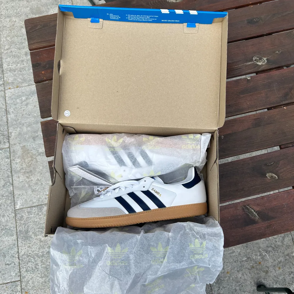  Tja säljer nu ett par helt nya Adidas samba på grund av att de inte passar. En riktigt schysst kombination med vitt och mörkblått!! Först till kvarn😆. Skor.