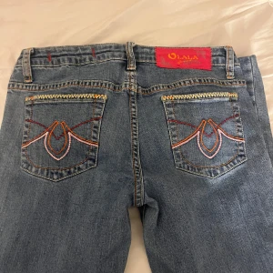 Fina lågamidjade butcout jeans  - Fina jlågmidjade jeans med fälgar fint broderi💕Kommer tyvärr inte till användning pågrund av att jag växt ur dom.