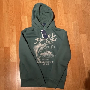 Ralph lauren hoodie  - En väldigt unik hoodie från Ralph lauren som inte går att hitta som ny. Nypris ligger på 3000kr  | Mitt pris 2450kr! | Storlek S 