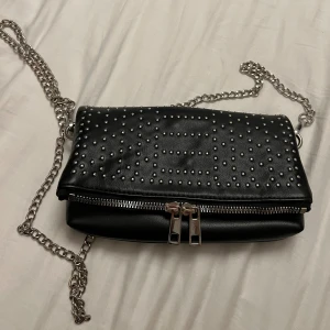 Liten väska 🤍 - Säljer denna söta väska från even and odd ❤️