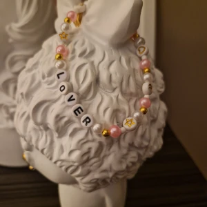 Armband med texten "lover"  - Inspirerad av Taylor Swift 🩷    Omkrets ca 20 cm 