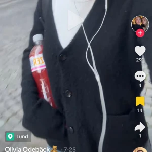 Stickad kofta  - Helt ny kofta från uniqlo med prislapp kvar. Jättesnygg och passar till allt. Storlek L men passar även s och m beroende på hur den ska sitta🥰🥰