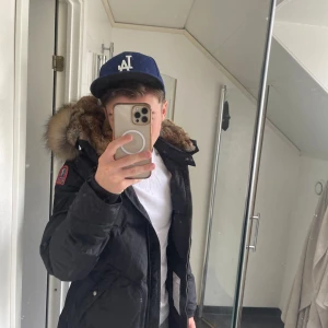 Parajumper longbear  - Parajumper longbear säljes för 2000kr nypris 10500 skriv för minsta fundering eller flee bilder✌️ jackan är i nyskick