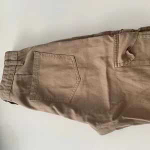 Stradivarius cargopants - Säljer mina cargopants från stradivarius i strl 36. Jättefint skick knappt använda. 150kr