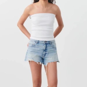 Ljusblå jeansshorts - Säljer dessa Ljusblå jeansshorts med slitningar från Gina tricot - young. Stl 164 (ungefär som XS)