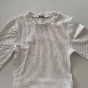 Vit nakd topp - Säljer denna vita toppen med öppen rygg från Nakd, ribbat material. Strl S. Använd ett par ggr o i jättefint skick. 80kr