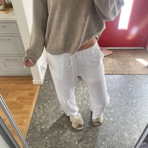Linnebyxor! - Vita linnebyxor från Gina, använd Max 3 ggr. Superbra skick och hela och rena. Storlek S. Pris kan absolut diskuteras. Skriv om frågor!💗 ordinarie pris 400 kr