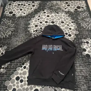 Hoodrich hoodie har inte använts länge storlek L fast passar även M inget är sönder