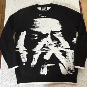 Soul Ldn knit sweatshirt - 2pac- M - En fet sweatshirt av brittiska märket Soul Ldn med en 2pac inspirerad design, och all eyez on me på ryggen.  Storlek: M Skick: 9/10 perfekt