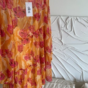 Helt ny klänning - Jag säljer denna splitternya klänningen från Ellos med Ordinariepris 299kr + frakt!