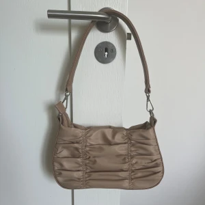 Väska - Super fin oanvänd väska. Super fin färg som passar till de mesta!❤️ Hör av dig vid frågor eller intresse🩷