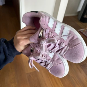 Adidas sambas rosa - Rosa adidas sambas! Använda under sommaren bara 💗245 mm ❤️