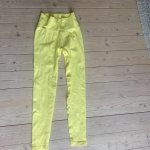 Gula träningsbyxor från Aim’n  - Aldrig använt, väldigt bra skick, hög midja, normal i storleken och byxorna är även ribbade
