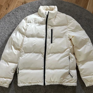 HM oanvänd vinterjacka - Helt oanvänd vinterjacka från hm, beige vit färg, XS men passar som S