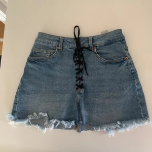 Jeans kjol med snörning  - Den är 31 cm lång, så fin!Jag har gjort om ett par shorts till en kjol, och fixat snörning. Längs ner på kjolen kommer det att fransas upp satt det matchar med övriga kanten. Fler bilder finns, men nt på hur den ser ut på då den är för liten för mig💕