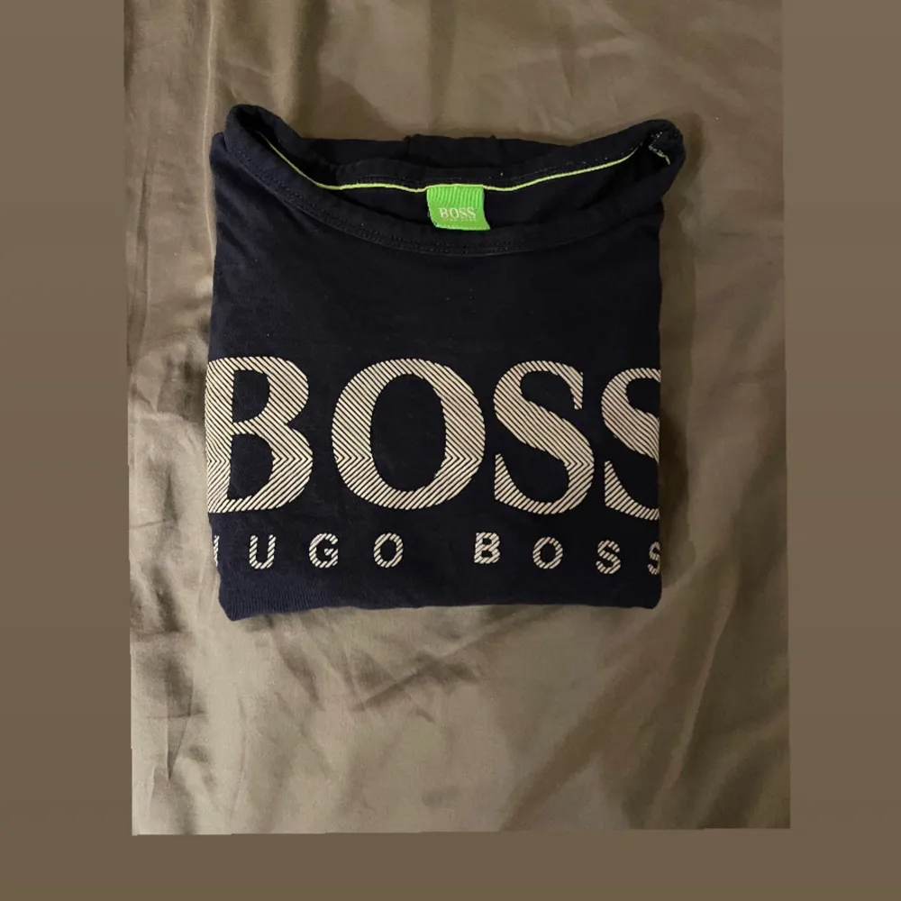 Långärmad mörkblå Hugo boss tröja. Storlek L. Neuletakit & Villapaidat.