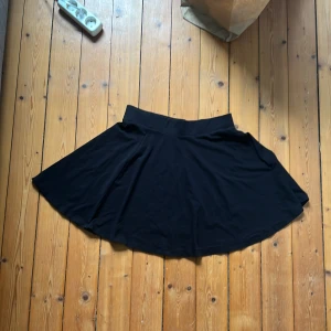 Kjol - Svart basic kjol från hm