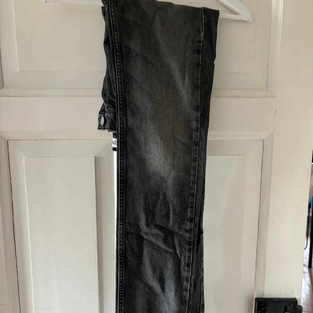 Snygga jeans från Zara med slitningar längst ner och lite på fickorna. Urtvättad jeans färg. Aldrig använt dom då dom är för små för mig. Medelhög midja går ner till fötterna för mig som är ca 170. Farkut & Housut.