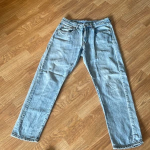 Ljusblå jeans från Vailent - Säljer ett par ljusblå jeans från Vailent. De har en klassisk femficksdesign och en dragkedja med knappstängning. Jeansen har en straight passform som ger en avslappnad look. Perfekta för vardagsbruk, skick 9/10. nypris 800. kom pm så löser vi ett pris!