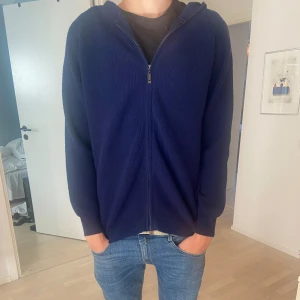 Marinblå zip hoodie - Säljer denna tröja eftersom att den var förstor för mig. Den har aldrig används innan och är i mycket bra skick.  Köparen står för frakt Pris kan diskuteras vid snabb affär Öppen för byten 
