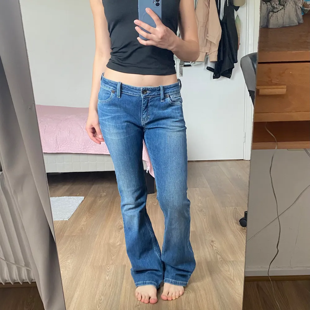 Lågmidjade & Bootcut jeans i mycket bra skick🩷  Midjemåttet är 86 cm runt och innerbenslängden är 81 cm. Jag är 1.64 cm lång✨. Jeans & Byxor.