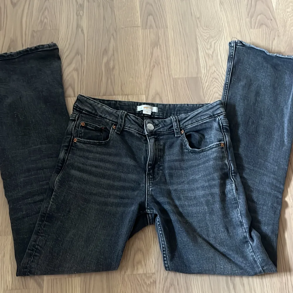 Jeans från Gina young, säljer för de blivit för små. Använda, liten fläck på baksidan som kanske går bort i tvätten💕 . Jeans & Byxor.