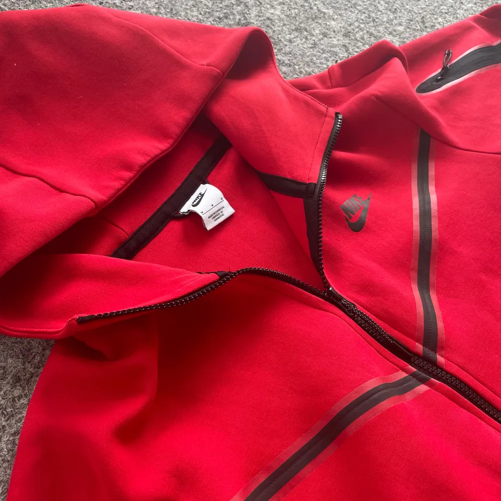 Röd Nike Tech hoddie | Utmärkt skick | Fraktas spårbart via postnord eller instabox | Skriv vid frågor!😊. Hoodies.