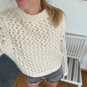 Stickad tröja & other stories - Säljer denna slutsålda tröja från & other stories. Fint skick och använd ett fåtal gånger. Perfekt nu till hösten💜🙌🏼