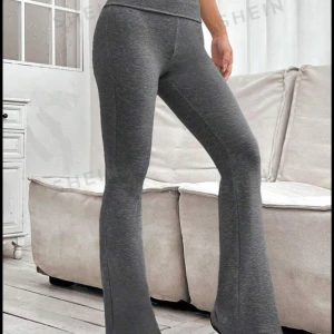 Gråa yogapants - Oanvända gråa yogapants från Shein i storlek S🩶 dem känns lite lite stickiga fast ändå sköna, dem sitter lite tajtare i midjan också