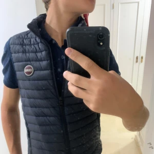 Colmar väst - Hej! Säljer nu min Colmar väst som är i super fint skick, säljer på grund av att den är lite för liten för mig och jag har köpt mig en ny. Västen är i storlek 166 men sitter som en XS. Använd gärna inte ”köp nu ” för bor på mallis så skriv t mig